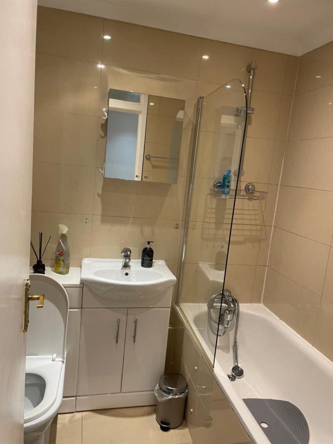 2 Bedroom Apartment Chiswick Park Tube Station Londyn Zewnętrze zdjęcie
