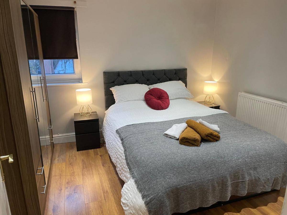 2 Bedroom Apartment Chiswick Park Tube Station Londyn Zewnętrze zdjęcie