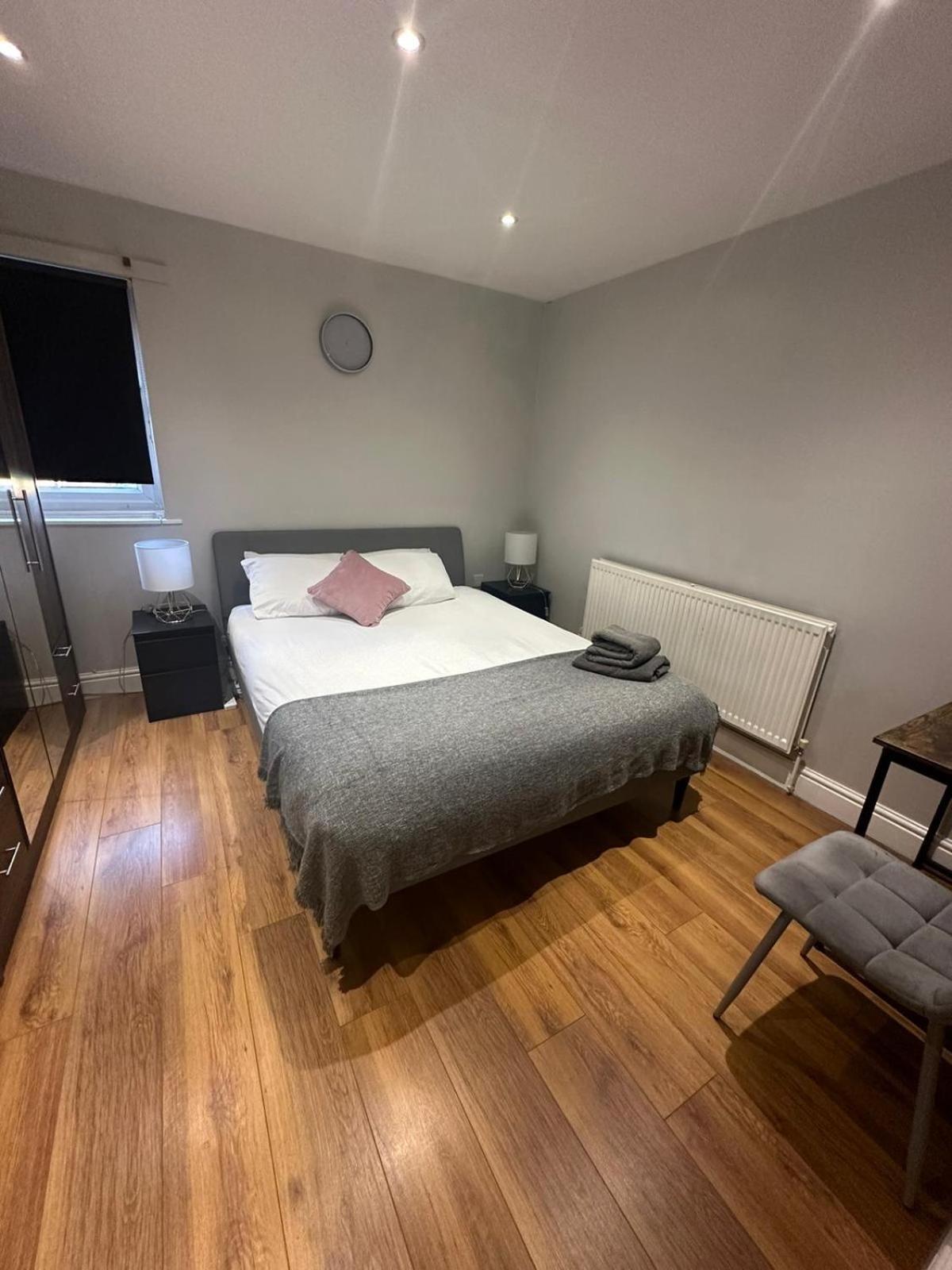 2 Bedroom Apartment Chiswick Park Tube Station Londyn Zewnętrze zdjęcie